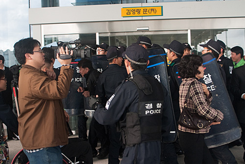  도지사 면담을 요구하는 장차연 회원들과 경찰이 뒤섞여 순식간에 아수라장이 된 도청