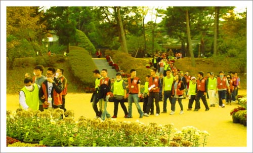  2009년 대한민국 시각장애인 단풍축제에 참가한 1004명(장애인 502명, 청주대학교 자원봉사자 502명)이 대통령별장인 청남대 단풍길을 걸어 국화축제가 열리고 있는 잔디광장으로 들어오고 있다. 