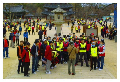  속리산 법주사에서 문화해설사의 해설을 귀담아 듣고있는 천사들