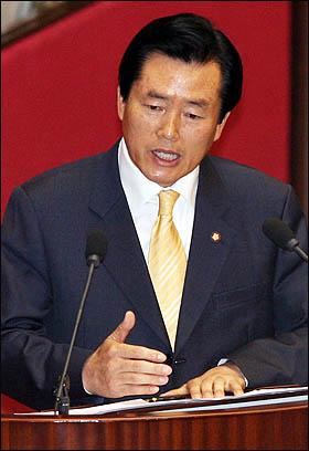 김효석 민주당 의원이 10일 국회에서 열린 경제분야 대정부질문에서 정운찬 국무총리에게 질의하고 있다. 