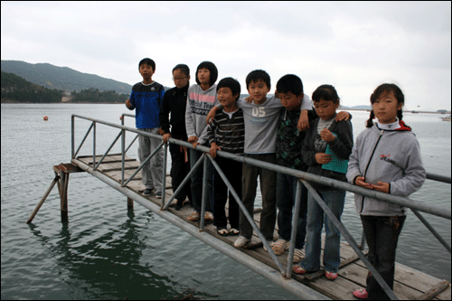 장흥 회진 명덕초등학교에 다니는 8명의 아이들이다.