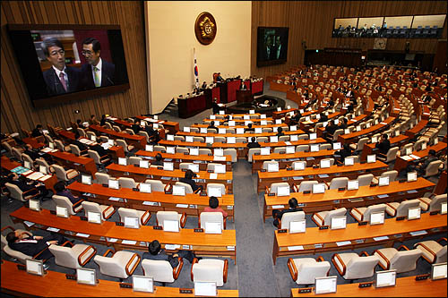 이용섭 민주당 의원이 10일 국회에서 열린 경제분야 대정부질문에서 정운찬 국무총리에게 질의하고 있다.