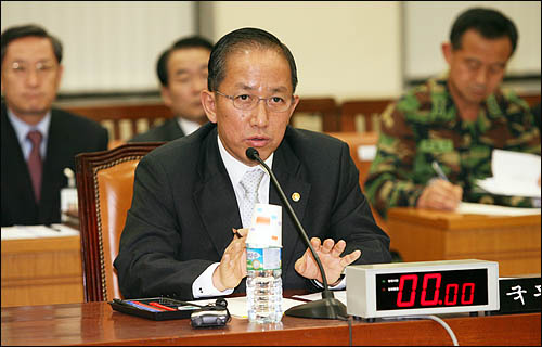 김태영 국방부장관이 지난 11월10일 오후 긴급소집된 국회 국방위 회의에 출석해 남북 서해교전 관련 보고를 하고 있다.  