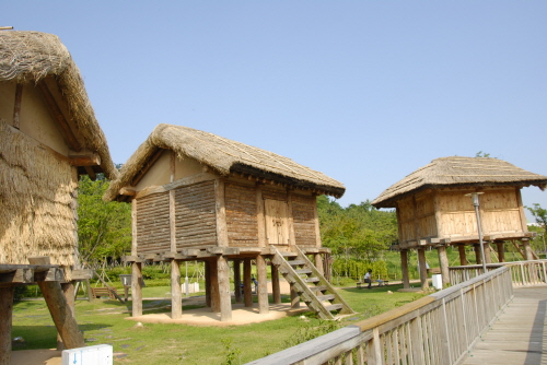 김해 봉황동유적에선 가야시대의 고상가옥들이나 주거지 등을 복원해 놓았다.