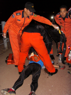 2009년 11월 10일 저녁 7시50분경 발생한 시화방조제 안산측 자전거도로 사고를 119구급대가 수습하고 있다.