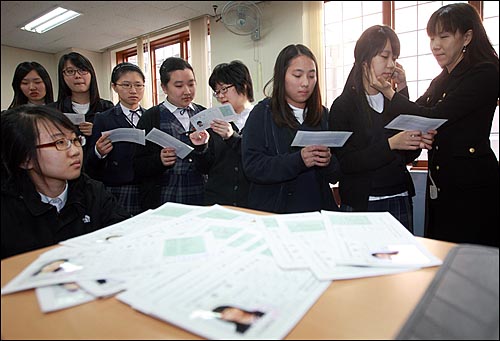 2009대학수학능력시험을 하루 앞둔 11월 11일 오전 서울 종로구 배화여자고등학고 3학년 교실에서 수험생들이 담임교사로부터 수험표를 받고 있다. 