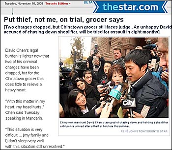 11월 3일 온타리오 지방법원을 나서는 첸. 첸은 자신의 가게 물건을 절도한 버넷을 잡았다가 납치, 무기소지, 폭행, 억류 등 4가지 혐의로 기소됐다. 첸의 혐의 중 납치, 무기소지는 이날 취하됐다. 