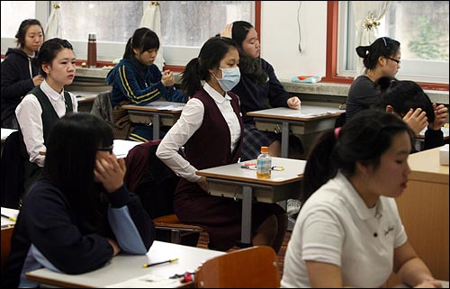 12일 오전 2010학년도 대학수학능력시험이 치뤄지는 종로구 풍문여고 고사장에서 수험생들이 입실해서 시험 시작을 기다리고 있다.