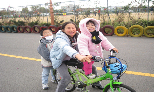 엄마와 조카 예설이와 함께 자전거를 탄 막둥이