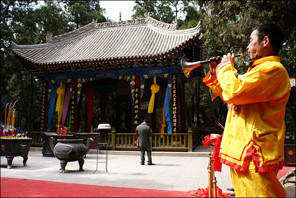 청명절 당일 황제묘 앞에서 참배객을 위해 나팔 부는 황링의 한 주민.