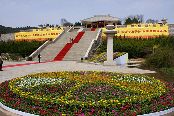 거대하게 성역화 된 황제릉 광장. 시안시에서 한참 떨어진 위치임에도, 1년 내내 황제를 찾아 제사 지내기 위한 중국인으로 붐빈다.