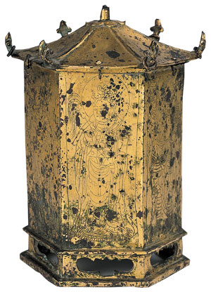 1976년 세존진신 사리탑을 복원 중 출토된 금동육각사리함. 국보 제208호.현재 직지성보박물관에 위탁 소장되어 있다.