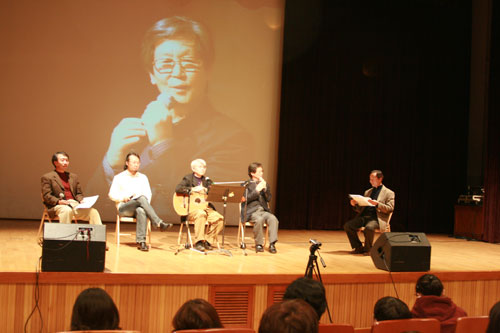 신영복에게 길을 묻다  신영복교수가 이야기 마당에서 '길'의 이야기를 풀어가고 있다.