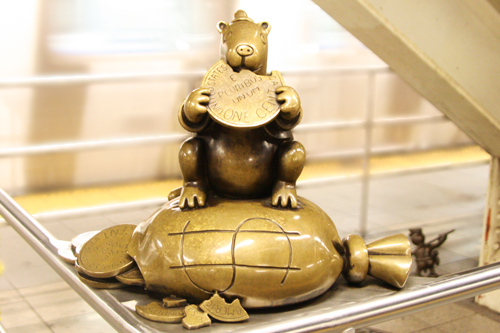 뉴욕의 거대 쥐가 동전을 갉아먹고 있습니다.