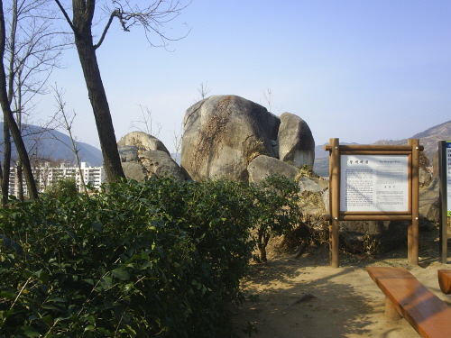 김해 봉황동유적에 있는 큰 바위다. 전설에 의하면 황세와 여의가 이곳에서 내기를 하였고, 혼례를 올렸다고 한다