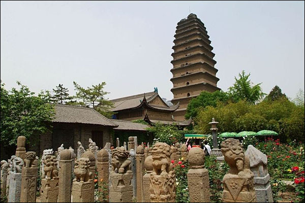 샤오옌타는 사찰 첸푸쓰 경내에 있다.