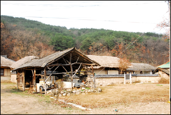 중요민속자료 제144호 성위제 가옥은, 충북 영동군 학산면 봉림리 미촌마을에 소재하고 있다.