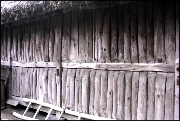 나무를 세로로 끼어넣기를 한 벽. 이러한 전통기법은 오래된 건축방법이다. 성위제 가옥에서 만날 수 있는 특별한 모습이다. 