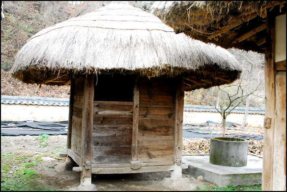 성위제가옥은 뒤즈는 전통기법을 살려 지었다. 나무로 만든 이 뒤주는 우물곁에 두어 부녀자들의 편리를 도왔다