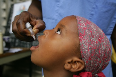 콩고민주공화국의 수도 킨샤사 교외의 보건센터에서 한 어린이가 소아마비 예방약을 먹고 있다.