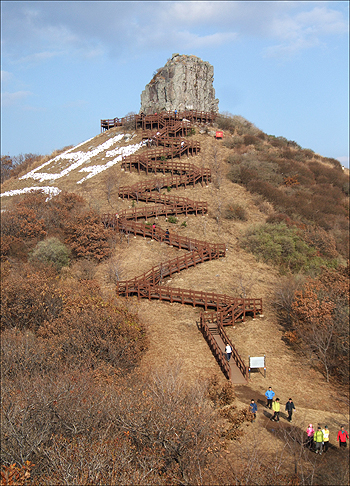 그림처럼 나무 계단과 썩 잘 어울리는 시루봉 정상. 　