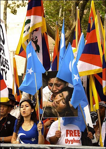 UN 기후변화 정상회의에 참석차 뉴욕을 방문한 후진타오 주석에게 항의의 목소리를 전하는 티베트와 위구르 시위대