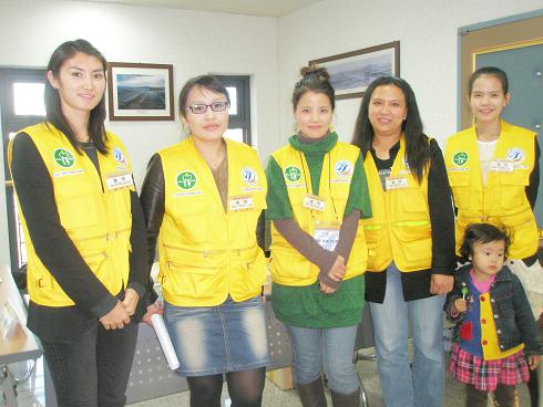 인천시에서의 정부합동 고충상담회에서 맑은 미소가 눈에 띤 이주여성 자원봉사자들