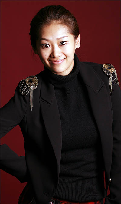 배우 쥬니가 수목드라마 <아이리스>에서 NSS 천재 컴퓨터 해커 양미정 역을 맡아 시청자들의 눈길을 사로잡고 있다. 
