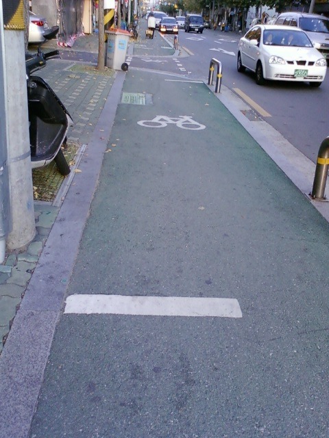 자전거 전용도로 곳곳에 자전거도로 표시와 교차로 앞에는 차도처럼 정지선이 그려져 있다.