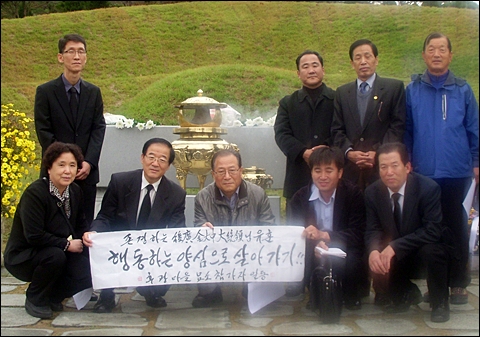  참배를 마치고. 현 정부의 대북정책 문제점을 정확하게 지적하고 고견을 제시하고 있는 정세현 전 통일부 장관을 만나 함께 기념촬영을 했습니다. 
