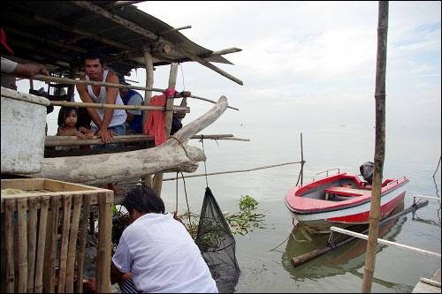 매년 홍수가 날 때마다 집을 잃는 어민들은 호수 근처에 나무로 엮어 만든 임시거처를 마련해야 한다. 