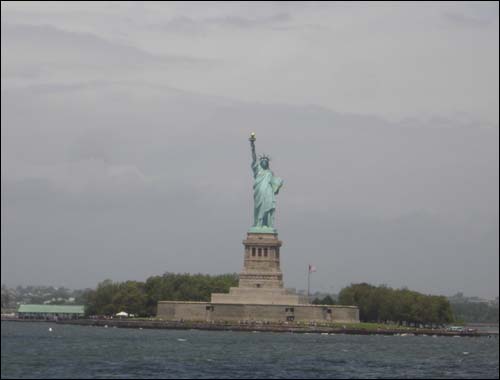 뉴욕항에 있는 자유의 여신상.