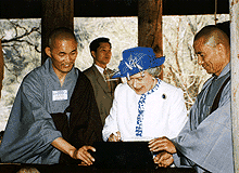 1999.4.21봉정사를 방문한 여왕이 기와에 서명을 하고 있다. 사진제공-부다피아