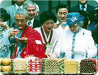 1999.4.21 푸짐한 한국전통 생일상을 받은 여왕의 축배. 사진제공-부다피아