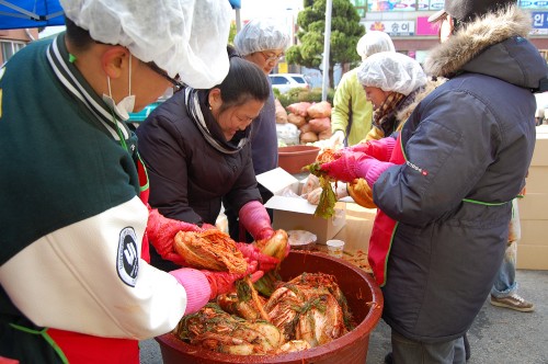 정성을 담아 포장하고 있다.
