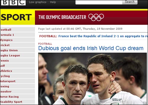  남아공월드컵 유럽지역 예선에서 프랑스에 패하고 본선 진출에 실패한 아일랜드 선수들이 눈물을 흘리며 안타까워하고 있다. 영국 BBC 홈페이지.