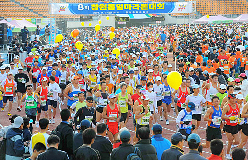  제9회 창원통일마라톤대회가 4000여명이 참석한 가운데 오는 22일 창원종합운동장을 출발해 시가지에서 열린다. 사진은 지난해 대회 모습.