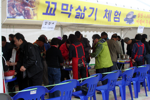  꼬막축제 중 꼬막 삶기 체험