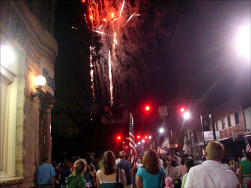 7월 4일 <미국 독립 기념일>에 불꽃놀이를 구경하고 있는 사람들.