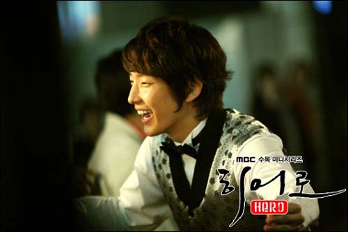  배우 이준기는 <히어로>에서 3류 찌질이 기자 진도혁 역할을 맡았다. 