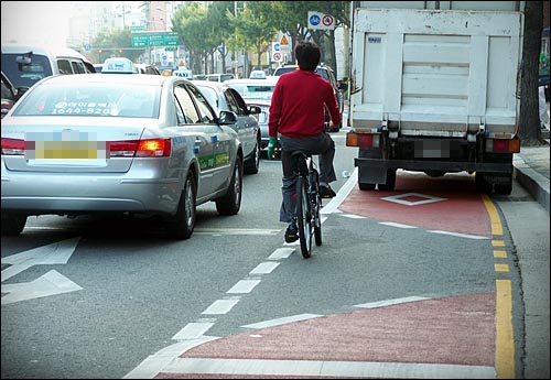 다양한 차량들의 주정차로 자전거 주행이 힘들었던 은평구의 자전거도로 