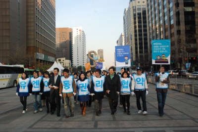 기념식이 끝난 후 유니세프 안성기 친선대사와 월드비전 박상원 홍보대사가 자원봉사자들과 함께 청계천과 광화문 광장 일대에서 아동권리를 위한 가두캠페인을 펼쳤다.
