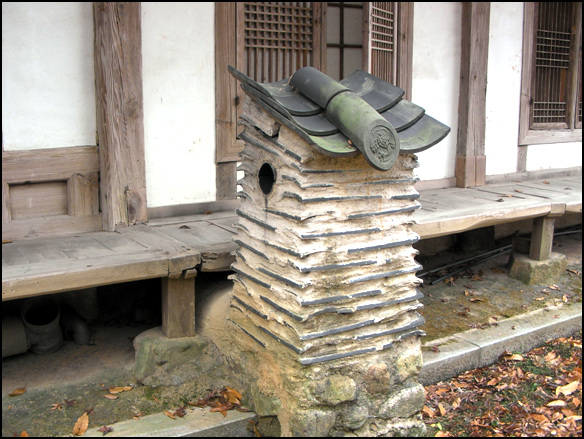 김선조 가옥의 또 하나의 특징은 낮은 굴뚝이다. 모든 굴뚝의 높이가 1.5m 정도를 넘지 않는다