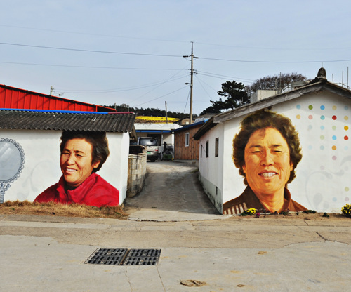 큰 누님 김순애(71)씨와 작은 누님 양옥순 (64)으로 불리고 있는 마을의 마스코트인셈이라고 한다.
