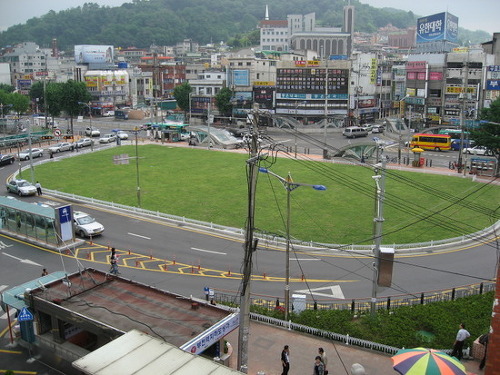2009년 5월 440억원을 들여 완공된 부천 남부역 광장