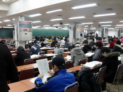 쉬는 시간임에도 불구하고 많은 학생들이 공부를 하고 있다.
