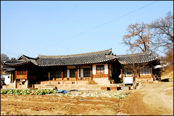 김영구 가옥은 조선 영조 29년인 1753년에 지어졌다. 이 김영구 가옥은 현재 거주하고 있는 김영구 옹이 40여년 전에 구입을 하여 살고 있다.
