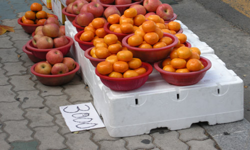 길가에서 팔고 있는 과일도 추위에 떨고 있다.