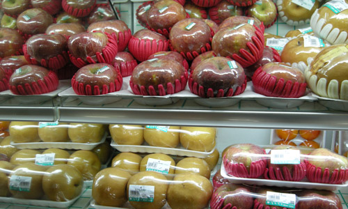 대형마트에 진열된 과일의 모습