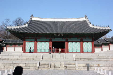 현재 숭정전은 동국대 내에 있는 정각원으로 쓰이고 있고, 이 것은 도면대로 복원한 신품이다.  